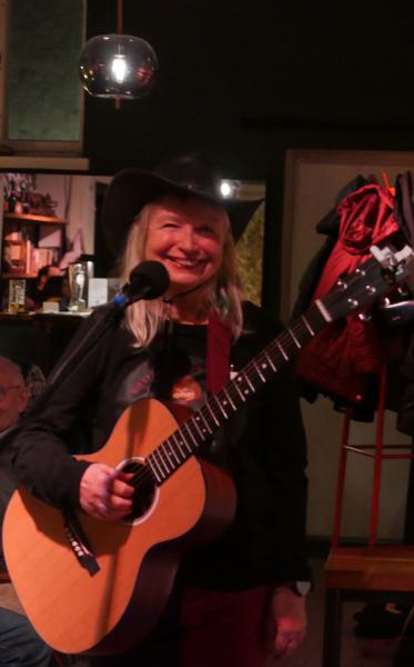 Do 24.9.26 - 21:00 -  Hieke Hoffmann Solo & Band - Poetic Country-Rock